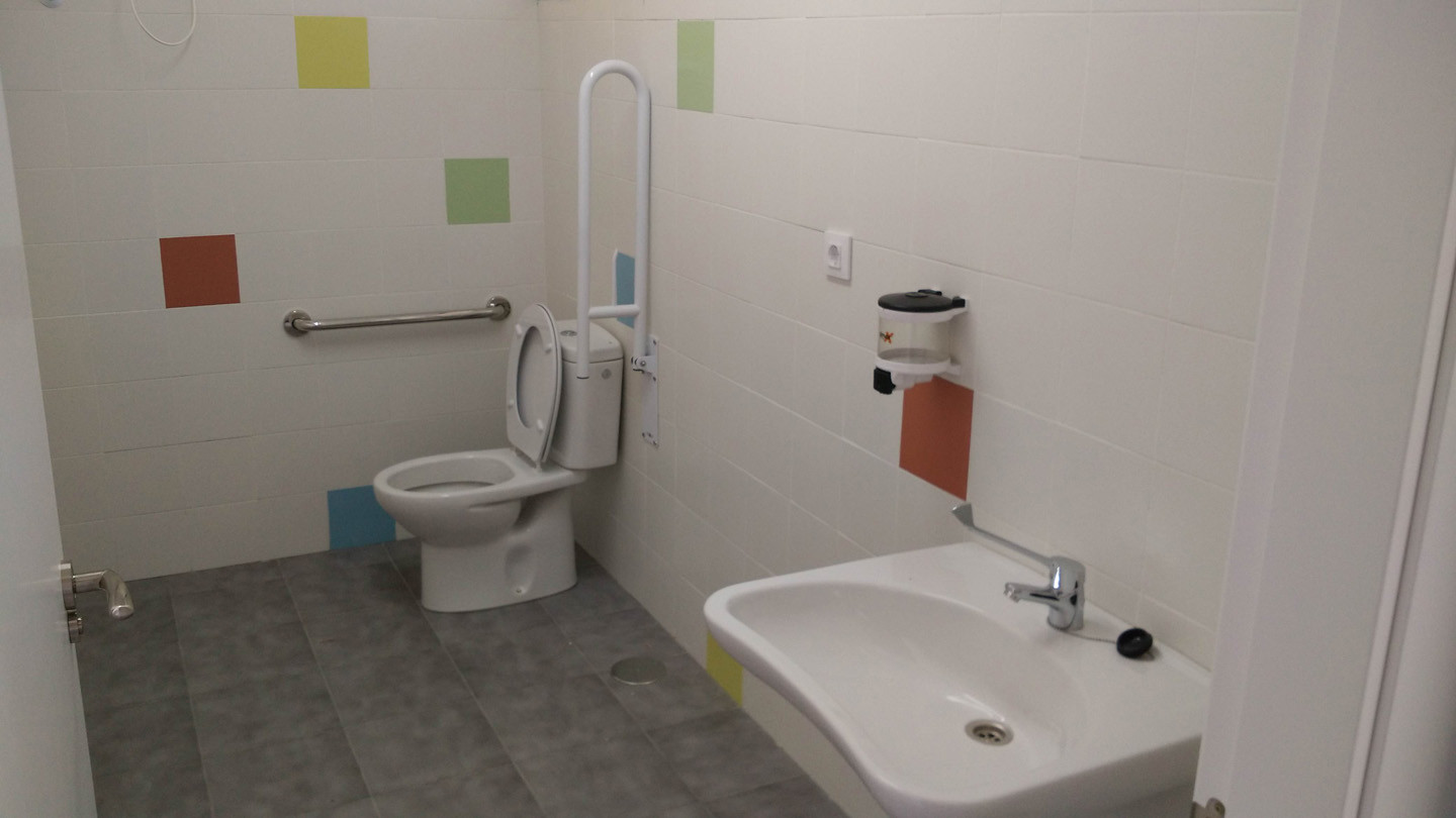 Baños de Colegio Público, Cuevas de San Marcos